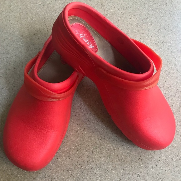 EASY USA Red Casual Beach Clogs 8 - Picture 4 of 8